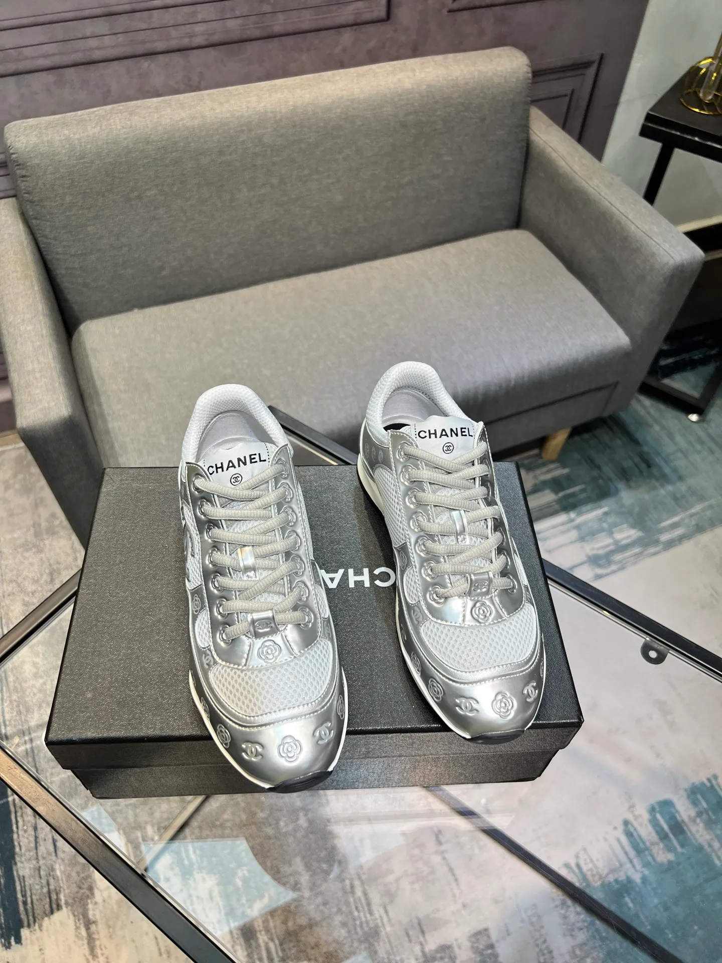 Men's men's shoes 💰640 Exclusive real shot (top version) CHANEL Chanel 2025ss color matching thick-soled casual sports shoes and sneakers. The counter is synchronized. The counter is very popular. A shoe that is very difficult to buy. The most popular thick-soled panda shoes on the Internet. It can be imagined that Xiaoxiang control can't miss it. It has both good looks and comfort. Simple and versatile white shoes. The thick sole increases the height and is super versatile. Close your eyes and wear it. Whoever wears it will look better. Upper: calfskin Lining: imported sheepskin lining Outsole: TPU original outsole Size: 35-44 (customized for women 41 and 40, and 45 for men)
